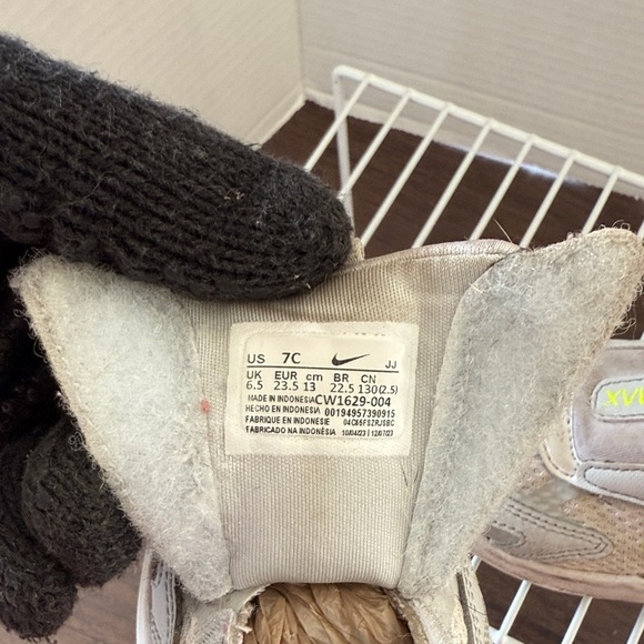 Nike Kids Sneakers in Beige and Blue with Neon Accents Size 7 Children's Shoes - Picture 6 of 7